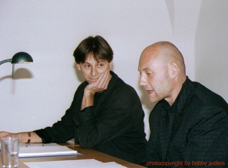 ...es drängt, während sie am Pendel hängt, die Zeit...